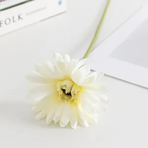 Dettaglio di una gerbera bianca artificiale, perfetta per decorazioni domestiche e composizioni.