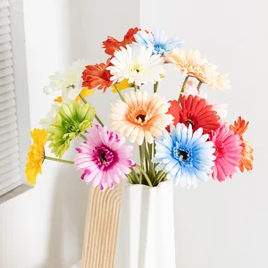 Dettaglio di bouquet di gerbere artificiali colorate, fiori finti per decorazione casa.