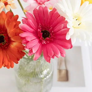 Bouquet di fiori di margherite gerbera artificiali colorate a gambo corto per soggiorno