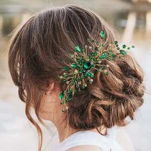 Grüner Kristall Haarkamm Detail mit aufwendigem Strass und Drahtdesign für elegante Hochsteckfrisuren.