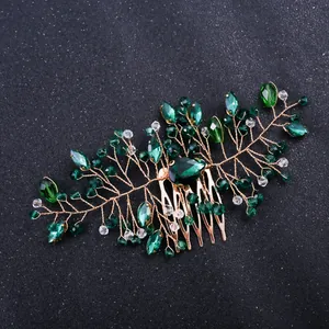 Detailansicht des exquisiten smaragdgrünen Kristall-Haarkamms, elegantes Braut-Haar-Accessoire.