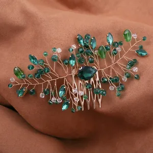Detailansicht des handgemachten smaragdgrünen Kristall Haarkamms, elegante Strass Braut Haarschmuck.