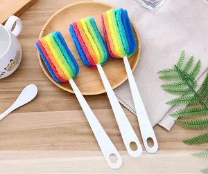Cepillo de limpieza de tazas de esponja de colores con mango blanco largo para cocina.