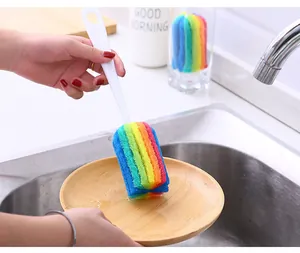 Primer plano detallado de un cepillo de limpieza de esponja de arco iris colorido con mango.