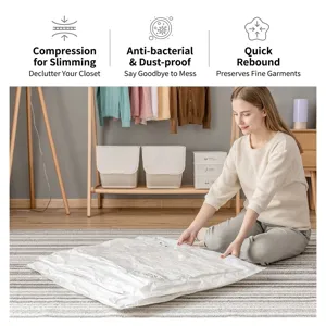 Bolsa de almacenamiento al vacío blanco crema para edredones y ropa en escena hogar