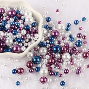 Primo piano di perle artificiali colorate di varie dimensioni per decorazioni fai da te.