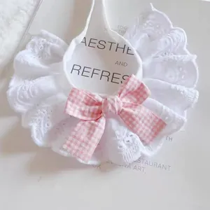 Bavoir chat et chien en dentelle blanche avec noeud rose, collier decoratif pour petit animal.