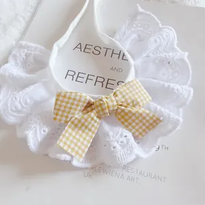Bavoir pour animal en dentelle blanche avec nœud à carreaux jaunes, charmant foulard décoratif.