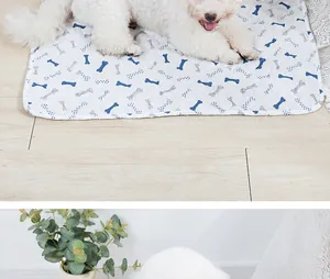 Alfombrilla refrescante acolchada blanca para mascotas con patrón de huesos azules y perro