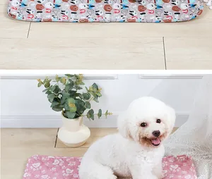 Lindo perro blanco sentado en una alfombra impermeable y acolchada rosa para mascotas