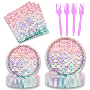 Vue détaillée de l'ensemble de vaisselle de fête sirène avec assiettes et serviettes