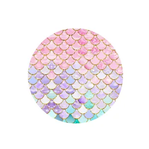 Détail du motif d'écailles de sirène en rose et violet pour assiettes de fête d'anniversaire