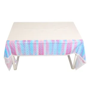 Vue détaillée de la nappe jetable à motif d'écailles de sirène pour fête magique