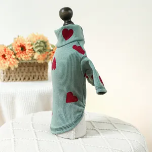 Groene hondentrui met col en rood hartjesmotief, zachte geribbelde huisdierkleding voor kleine hondjes.