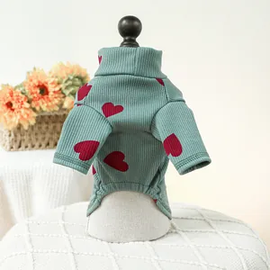 Groene geribbelde hondentrui met rode hartjesprint, gezellige col, puppykleding detailweergave.