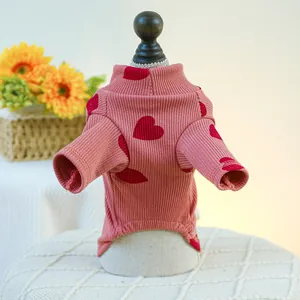 Roze honden trui met schattige hartjes, zachte gebreide kleding voor kleine puppy's.