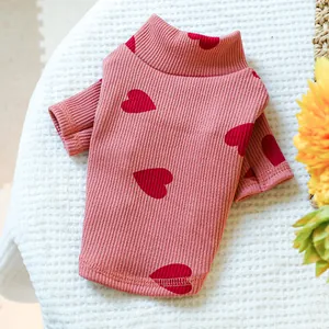 Roze geribbelde huisdier t-shirt met rood hartjesprint, gezellige kleine hondenkleding.