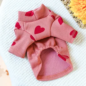 Schattige roze hartjes trui voor kleine honden, comfortabele geribbelde coltrui puppykleding.