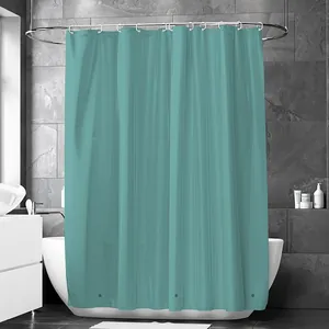 Detail van blauwgroene douchegordijn, waterdicht en schimmelwerend, moderne badkamer stijl.