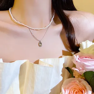 Elegante französische doppelreihige Perlen- und Silberanhänger-Halskette für Damen.