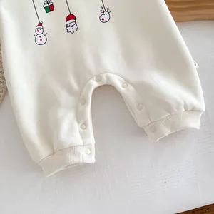 Détail de combinaison d'hiver en polaire pour bébé avec joli imprimé bonhomme de neige.