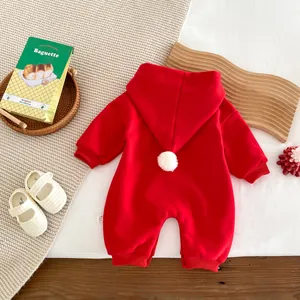 Combinaison bébé hiver rouge à capuche avec joli pompon blanc au dos, tissu molletonné doux.