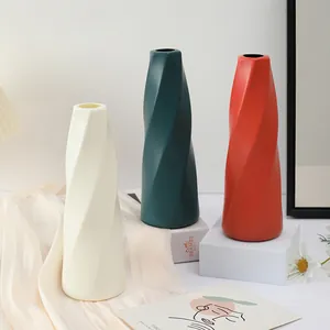 Nordische minimalistische Spiralvase Szenenansicht, moderne dekorative Tischdekoration.