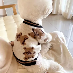 Perro pequeño visto de espaldas con jersey tejido color crema, osos marrones y bordes oscuros