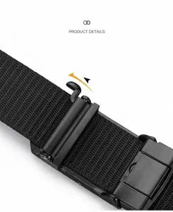 Gros plan détaillé de la ceinture en toile noire avec boucle métallique et sangle en nylon.