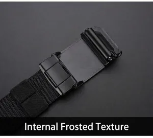 Détail de ceinture en toile tactique pour hommes avec boucle en alliage et texture givrée.