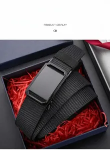 Vue detaillee ceinture toile noire homme, boucle automatique, sangles nylon tissees.