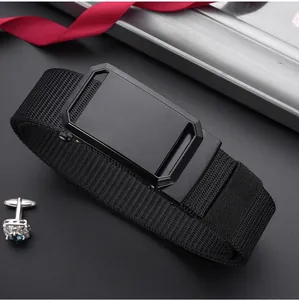 Gros plan detaille de la ceinture en toile tissee noire homme avec boucle automatique en alliage.