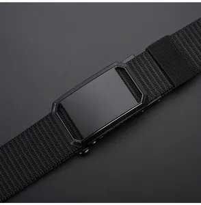 Gros plan de détail sur la ceinture en toile noire pour homme avec boucle automatique.