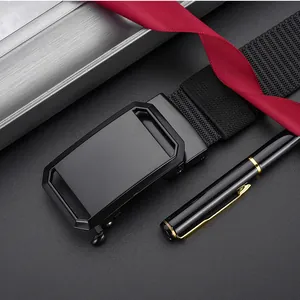 Ceinture en toile tactique pour hommes détail avec boucle automatique en alliage et sangle nylon.