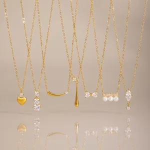 Detailansicht goldener Edelstahlhalsketten mit Herz-, Perlen- und Zirkonia-Anhängern.