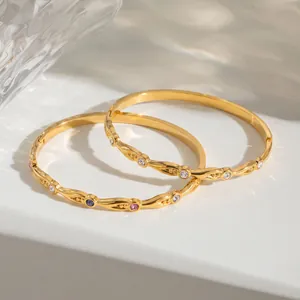 Detailansicht eleganter wellenförmiger Edelstahlarmreifen mit Zirkon und 18-Karat-Vergoldung