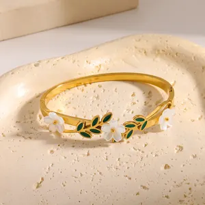 Nahaufnahme eines eleganten 18k vergoldeten Armreifs mit Blumen- und Blattdesign