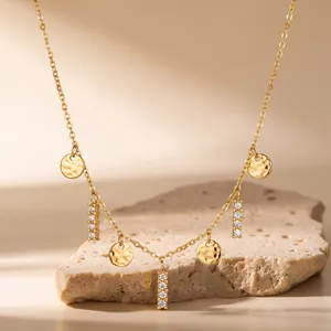 Detailansicht der goldenen Edelstahlkette mit Hammerschlag-Plättchen und glänzenden Steinen