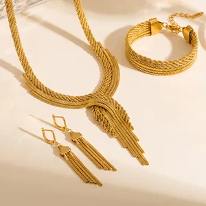 Detalle de un conjunto de joyas de acero inoxidable chapado en oro de 18 quilates con collar.