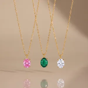 Detailansicht goldener Edelstahlhalsketten mit ovalen Zirkonia in Rosa, Grün und Weiß