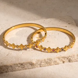 Detailansicht eleganter vergoldeter Edelstahlarmreifen mit bunten CZ-Sternmustern