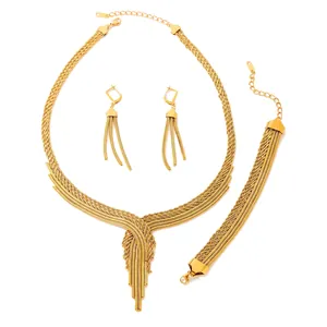 Vista detallada del conjunto de collar pulsera pendientes chapado en oro 18K