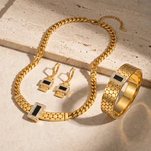 Detailansicht des luxuriösen geometrischen Schmucksets aus Edelstahl mit schwarzen Einlagen