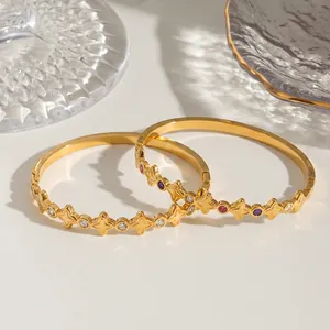 Detailansicht von 18k vergoldeten Edelstahlarmbändern mit Sternen und Zirkonia