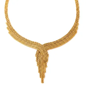 Detalle de collar de acero inoxidable chapado en oro 18K con diseño tejido