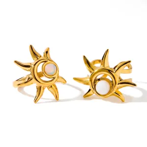Detailansicht eleganter goldener Sonnenringe aus Edelstahl mit Katzenaugen-Steinen.