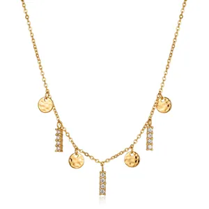 Detailansicht einer goldenen Edelstahlhalskette mit Hammerschlag-Scheiben und Strass.