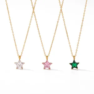 Set aus vergoldeten Edelstahl-Halsketten mit Sternanhängern und Zirkonsteinen in Rosa und Grün.