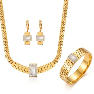Detailansicht des geometrischen Goldschmuck-Sets mit Muschel- und Strassakzenten.