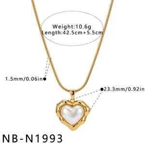 Detalle del collar de corazón de acero inoxidable con incrustación de perla y medidas